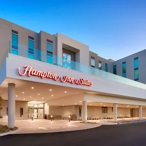 3* מלון Hampton & Convention Center